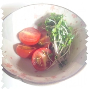 栄養タップリ♪トマトとブロッコリースプラウトサラダ